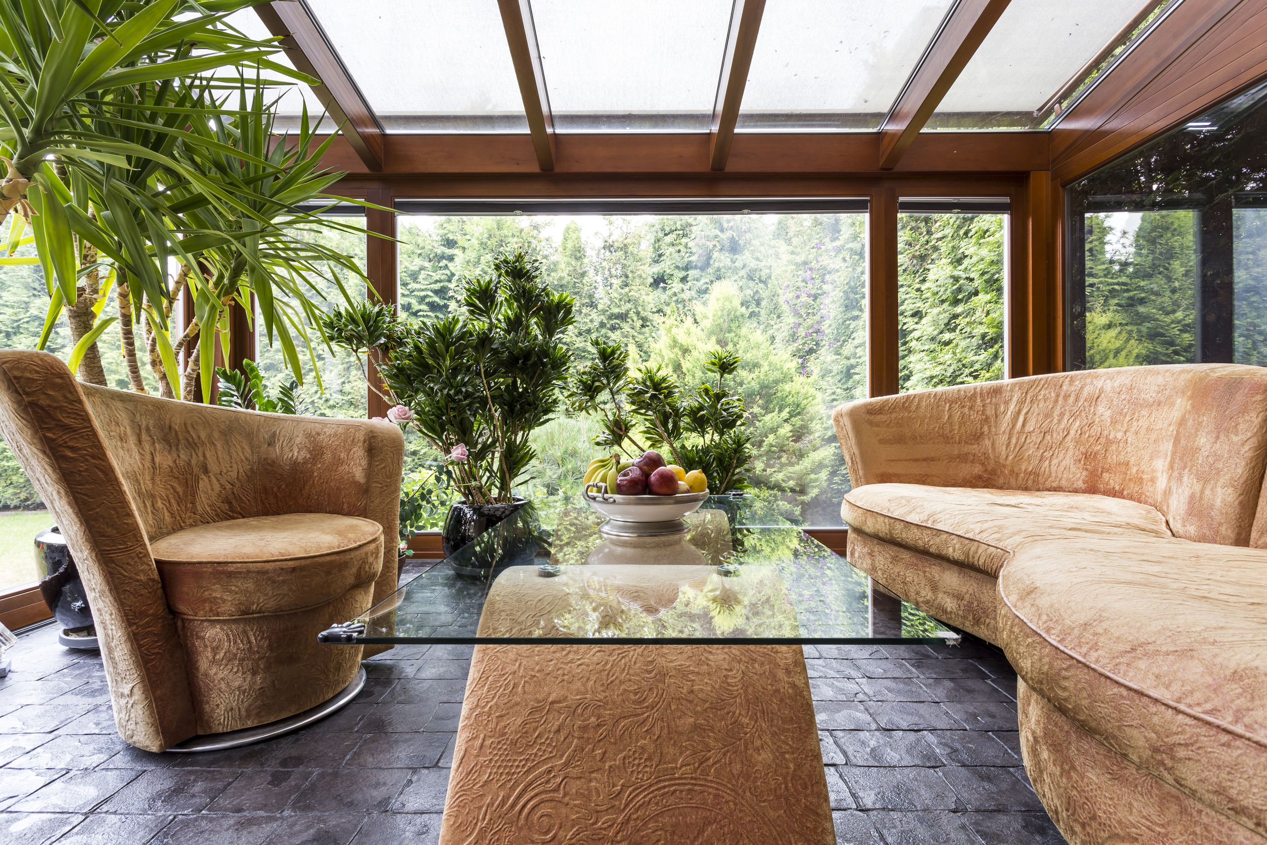 veranda avec plantes vertes et fauteuils