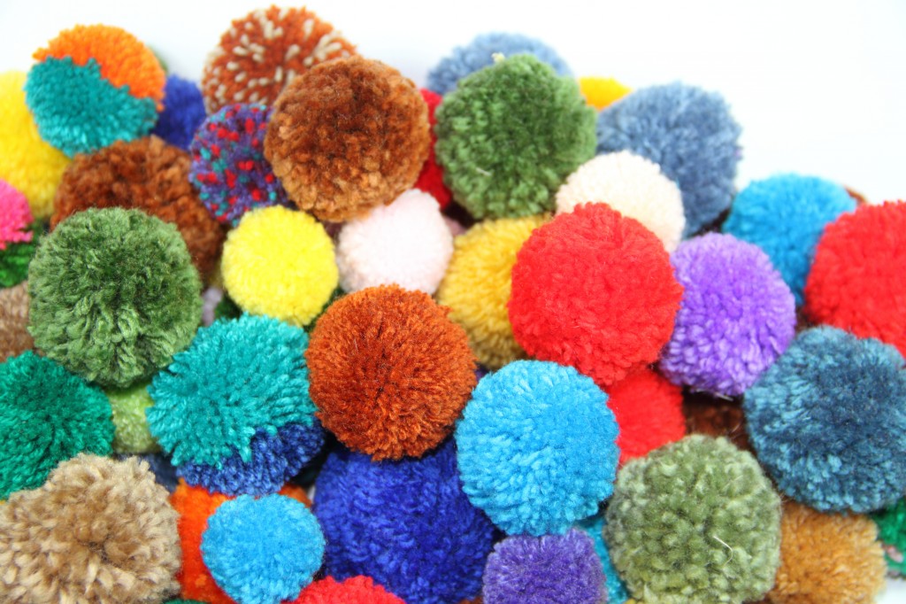 Comment réaliser une jolie décoration de Noël en pompons .Le Mag-Visiondeco
