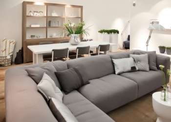Comment intégrer correctement un canapé d'angle dans un salon ?