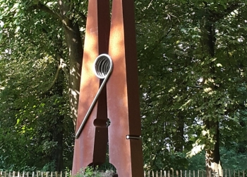 Pince à linge géante dans le parc du Château de Courcelles à Montigny les Metz